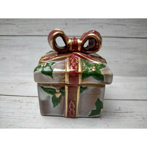Vintage Christmas Holiday Lidded Ceramic Box Present Trinkets Jewelry
